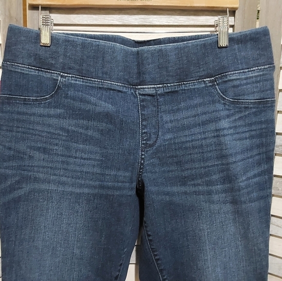 Comfort-Fit Post Pregnancy Maternity Jeans | Isabel Maternity | 18 - Picture 7 of 14